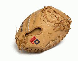 de Nokona catchers mitt made of top grain leather and
